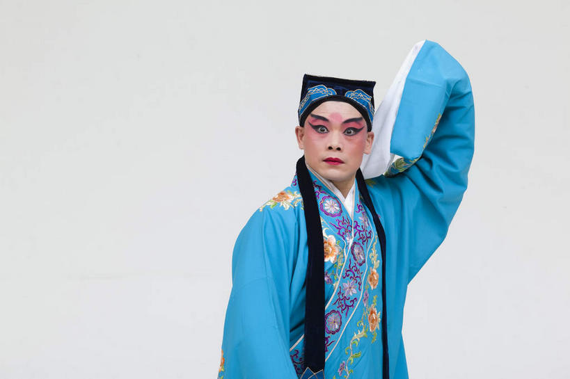 东方人,一个人,演员,电影明星,站,举,横图,室内,白天,白色背景,正面,民族服装,化妆,美容,亚洲,仅一个男性,仅一个人,表演,护肤,服装,注视,黄种人,文化,扮演,仅一个年轻男性,衣服,蓝色,彩妆,观察,看,托,站着,保养,享受,休闲,放松,保健,摄影,服饰,影棚,观看,察看,演出,衣着,穿着,关注,中国文化,摄影棚,表演服,演出服,京剧,养颜,戏曲,国粹,皮黄,衣饰,道具服,男人,男性,年轻男性,亚洲人,影视明星,举起,举手,举着,向上举,向上伸,向上托,站立,半身,彩图,影棚拍摄,传统服装,民俗服,拍摄,京剧服饰,国剧,京戏,平剧,中国戏曲,传统文化,张生
