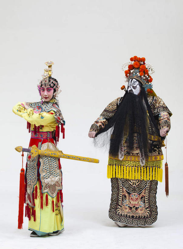东方人,两个人,伙伴,朋友,演员,电影明星,站,竖图,室内,白天,白色背景,正面,民族服装,化妆,美容,友谊,合作,团队,竞争,亚洲,一把,表演,对抗,护肤,服装,冲突,注视,黄种人,历史,破坏,文化,虞美人,扮演,衣服,彩妆,观察,看,站着,保养,享受,休闲,武器,放松,战略,战争,保健,摄影,服饰,影棚,观看,离开,损坏,察看,演出,剑,攻击,威胁,衣着,穿着,对立,关注,矛盾,中国文化,摄影棚,兵器,传说,防御,表演服,演出服,京剧,养颜,戏曲,国粹,皮黄,敌对,挫败,斗争,抗拒,抗衡,联合,合谋,杀伤,威慑,军事家,衣饰,道具服,百兵之君,短兵,配合,危险,协作,男人,男性,年轻女性,女人,女性,中年男性,亚洲人,影视明星,站立,彩图,全身,影棚拍摄,传统服装,民俗服,拍摄,京剧服饰,西楚霸王,项籍,项羽,国剧,京戏,平剧,中国戏曲,传统文化,霸王别姬,独断,虞姬