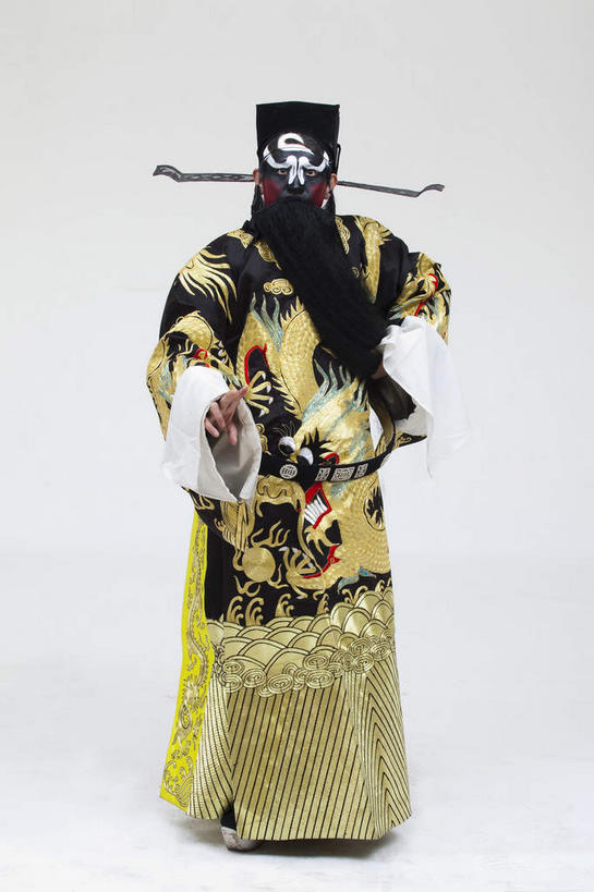 东方人,胡须,一个人,演员,电影明星,站,竖图,室内,白天,白色背景,正面,民族服装,化妆,美容,亚洲,仅一个男性,仅一个人,仅一个中年男性,表演,护肤,服装,注视,黄种人,文化,扮演,衣服,黄色,黑色,彩妆,观察,看,站着,保养,享受,休闲,放松,保健,摄影,服饰,影棚,观看,察看,演出,衣着,穿着,关注,中国文化,摄影棚,表演服,演出服,京剧,养颜,戏曲,国粹,包公,皮黄,衣饰,官员,道具服,男人,男性,中年男性,亚洲人,胡子,络腮胡,影视明星,站立,彩图,全身,影棚拍摄,传统服装,民俗服,拍摄,京剧服饰,国剧,京戏,平剧,中国戏曲,官吏,官臣,包拯,包希仁,包青天,传统文化