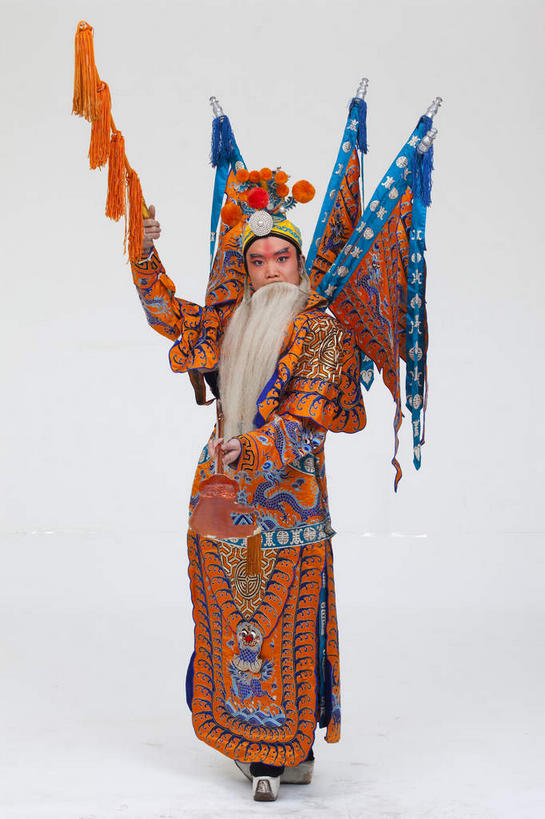 东方人,胡须,一个人,演员,电影明星,站,竖图,室内,白天,白色背景,正面,民族服装,化妆,美容,亚洲,仅一个男性,仅一个人,仅一个中年男性,表演,护肤,服装,注视,黄种人,文化,扮演,衣服,白色,彩妆,观察,看,站着,保养,享受,休闲,橙色,放松,保健,摄影,服饰,影棚,观看,察看,演出,衣着,穿着,关注,中国文化,摄影棚,表演服,演出服,京剧,将军,养颜,戏曲,国粹,皮黄,衣饰,将领,道具服,男人,男性,中年男性,亚洲人,胡子,络腮胡,影视明星,站立,彩图,全身,影棚拍摄,传统服装,民俗服,拍摄,京剧服饰,国剧,京戏,平剧,中国戏曲,传统文化,关内侯,后将军,汉升,黄忠