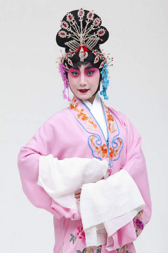 东方人,一个人,演员,电影明星,站,竖图,室内,白天,白色背景,正面,民族服装,化妆,美容,亚洲,仅一个年轻女性,仅一个女性,仅一个人,表演,护肤,服装,注视,黄种人,文化,扮演,衣服,粉色,彩妆,观察,看,站着,保养,享受,休闲,放松,美女,保健,摄影,服饰,影棚,观看,察看,演出,衣着,穿着,关注,中国文化,摄影棚,表演服,演出服,京剧,养颜,戏曲,国粹,貂蝉,皮黄,衣饰,玉人,佳人,道具服,年轻女性,女人,女性,亚洲人,影视明星,站立,半身,彩图,影棚拍摄,传统服装,民俗服,拍摄,京剧服饰,国剧,京戏,平剧,中国戏曲,四大美女,侍女,闭月,任红昌,传统文化,丽人,美人