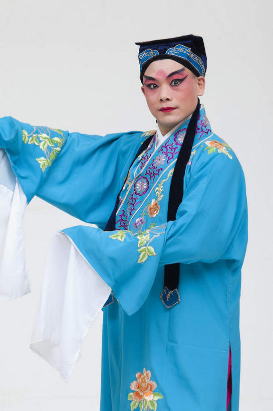 东方人,一个人,演员,电影明星,站,举,竖图,室内,白天,白色背景,正面,民族服装,化妆,美容,亚洲,仅一个男性,仅一个人,表演,护肤,服装,注视,黄种人,文化,扮演,仅一个年轻男性,衣服,蓝色,彩妆,观察,看,托,站着,保养,享受,休闲,放松,保健,摄影,服饰,影棚,观看,察看,演出,衣着,穿着,关注,中国文化,摄影棚,表演服,演出服,京剧,养颜,戏曲,国粹,皮黄,衣饰,道具服,男人,男性,年轻男性,亚洲人,影视明星,举起,举手,举着,向上举,向上伸,向上托,站立,半身,彩图,影棚拍摄,传统服装,民俗服,拍摄,京剧服饰,国剧,京戏,平剧,中国戏曲,传统文化,张生