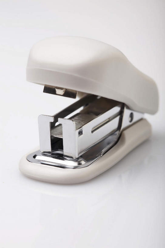 无人,竖图,室内,特写,白天,白色背景,正面,静物,连接,阴影,组合,反射,影子,办公用品,订书机,一个,白色,摄影,影棚,单个,链接,装订,订书钉,拼接,摄影棚,杠杆,拼凑,订书器,拼合,凑集,聚合,撮合,链结,缝合,彩图,影棚拍摄,拍摄,订书针