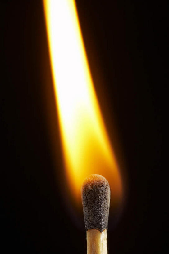 无人,竖图,室内,特写,白天,正面,静物,一根,阴影,黑色背景,光线,火柴,火焰,影子,燃烧,点燃,橙色,摄影,影棚,火光,洋火,摄影棚,火柴梗,取火工具,彩图,影棚拍摄,拍摄