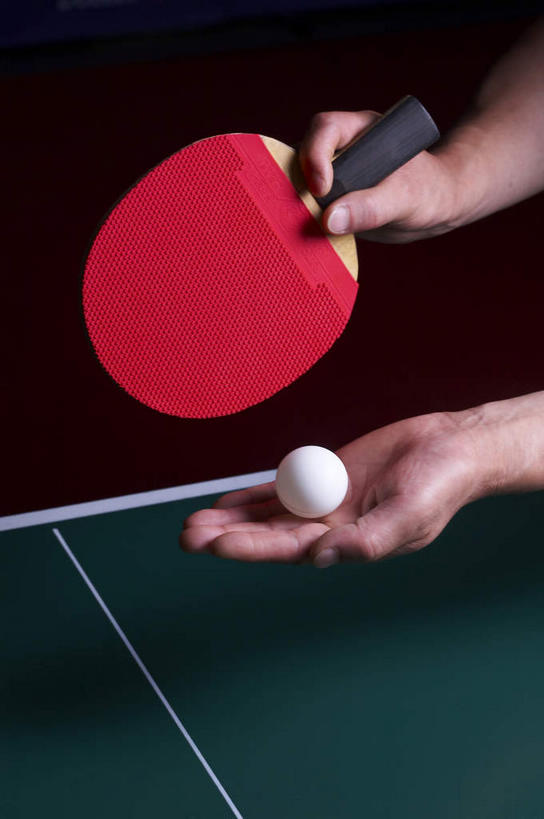 东方人,手,一个人,竖图,俯视,室内,特写,白天,亚洲,双手,仅一个男性,仅一个人,握,阴影,反射,影子,乒乓球拍,乒乓球装备,乒乓球桌,球拍,拿,拿着,黄种人,运动器械,仅一个年轻男性,红色,手部,健身器械,握着,摄影,影棚,摄影棚,健身器材,乒乓球球拍,乒乓球,乒乓球运动,男人,男性,年轻男性,亚洲人,半身,彩图,高角度拍摄,影棚拍摄,拍摄,乒乓球台,运动器材