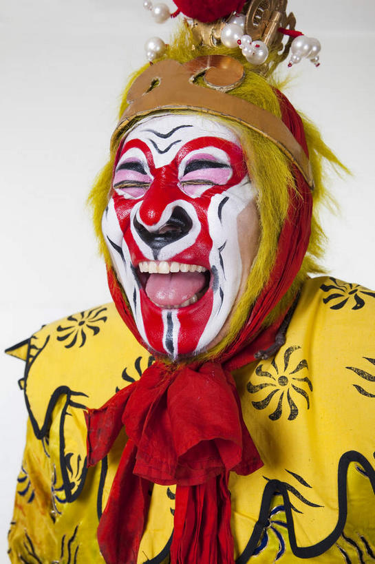 东方人,一个人,演员,电影明星,站,笑,微笑,露齿笑,竖图,室内,白天,白色背景,正面,民族服装,化妆,美容,亚洲,仅一个男性,仅一个人,仅一个中年男性,表演,护肤,服装,神话,注视,黄种人,文化,扮演,衣服,黄色,彩妆,观察,看,手势,站着,保养,享受,休闲,放松,保健,孙悟空,摄影,服饰,影棚,小说,观看,察看,演出,衣着,穿着,关注,文学,中国文化,摄影棚,善良,表演服,演出服,京剧,养颜,忠诚,戏曲,国粹,皮黄,冲动,衣饰,道具服,名著,四大名著,西游记,西游释厄传,弼马温,大圣,斗战胜佛,灵明石猴,美猴王,齐天大圣,孙行者,悟空,聪明,男人,男性,中年男性,亚洲人,影视明星,站立,半身,彩图,影棚拍摄,传统服装,民俗服,拍摄,京剧服饰,国剧,京戏,平剧,中国戏曲,传统文化