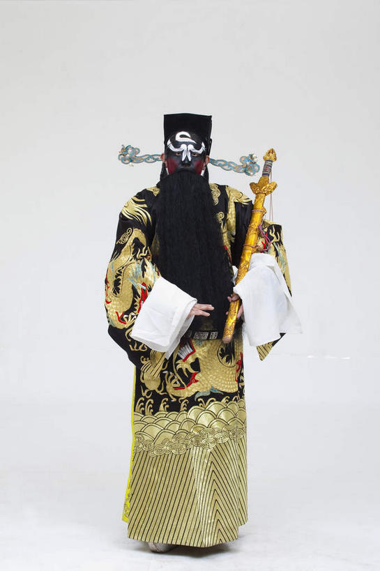 东方人,胡须,一个人,演员,电影明星,站,竖图,室内,白天,白色背景,正面,民族服装,化妆,美容,竞争,亚洲,仅一个男性,仅一个人,仅一个中年男性,一把,表演,对抗,护肤,握,服装,冲突,拿,拿着,注视,黄种人,破坏,文化,扮演,衣服,黄色,黑色,彩妆,观察,看,站着,保养,享受,休闲,武器,放松,战争,握着,保健,摄影,服饰,影棚,观看,损坏,察看,演出,剑,攻击,威胁,衣着,穿着,对立,关注,矛盾,中国文化,摄影棚,兵器,防御,表演服,演出服,京剧,养颜,戏曲,国粹,包公,皮黄,敌对,挫败,斗争,抗拒,抗衡,杀伤,威慑,衣饰,官员,道具服,百兵之君,短兵,危险,男人,男性,中年男性,亚洲人,胡子,络腮胡,影视明星,站立,彩图,全身,影棚拍摄,传统服装,民俗服,拍摄,京剧服饰,国剧,京戏,平剧,中国戏曲,官吏,官臣,包拯,包希仁,包青天,传统文化