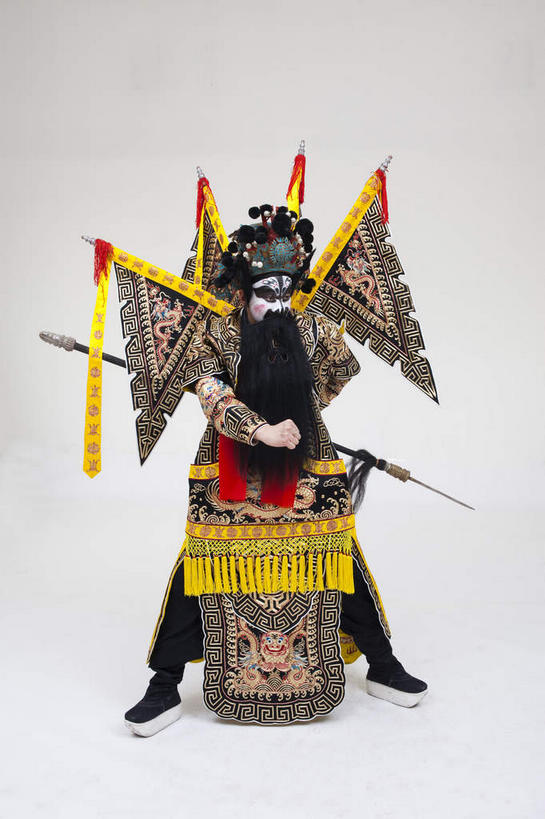 东方人,胡须,一个人,演员,电影明星,站,竖图,室内,白天,白色背景,正面,民族服装,化妆,美容,竞争,亚洲,仅一个男性,仅一个人,仅一个中年男性,表演,对抗,护肤,握,服装,冲突,拿,拿着,注视,黄种人,破坏,文化,扮演,一个,衣服,黄色,黑色,彩妆,观察,看,站着,保养,享受,休闲,武器,放松,战争,握着,保健,摄影,服饰,影棚,单个,观看,损坏,察看,演出,攻击,威胁,衣着,穿着,对立,关注,矛盾,中国文化,摄影棚,兵器,防御,表演服,演出服,京剧,将军,养颜,戏曲,国粹,皮黄,敌对,挫败,斗争,抗拒,抗衡,杀伤,威慑,衣饰,道具服,危险,男人,男性,中年男性,亚洲人,胡子,络腮胡,影视明星,站立,彩图,全身,影棚拍摄,传统服装,民俗服,拍摄,京剧服饰,车骑将军,司隶校尉,张飞,张益德,张翼德,国剧,京戏,平剧,中国戏曲,传统文化