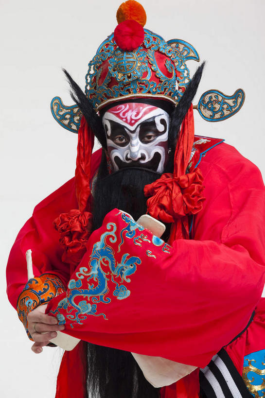 东方人,胡须,一个人,演员,电影明星,站,竖图,室内,白天,白色背景,正面,民族服装,化妆,美容,亚洲,仅一个男性,仅一个人,仅一个中年男性,表演,护肤,服装,辟邪,神话,注视,黄种人,文化,扮演,衣服,红色,黑色,彩妆,观察,看,祈祷,手势,站着,保养,享受,休闲,健康,放松,许愿,保健,摄影,服饰,影棚,观看,祈求,察看,演出,衣着,穿着,关注,中国文化,摄影棚,传说,表演服,演出服,京剧,养颜,戏曲,国粹,钟馗,皮黄,驱邪,祛邪,避邪,正直,衣饰,道具服,中国神话,平安,男人,男性,中年男性,亚洲人,胡子,络腮胡,影视明星,站立,半身,彩图,影棚拍摄,传统服装,民俗服,拍摄,京剧服饰,国剧,京戏,平剧,中国戏曲,赐福镇宅圣君,刚正不阿,传统文化