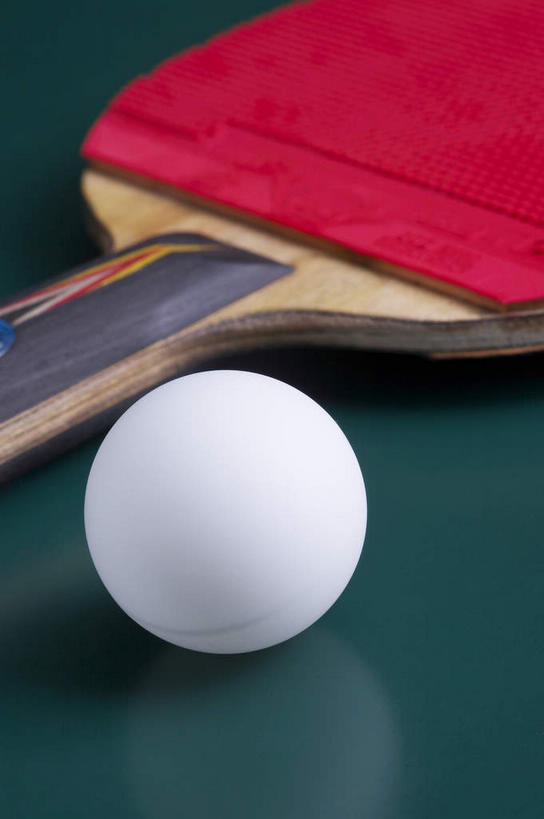 无人,竖图,俯视,室内,特写,白天,静物,阴影,反射,影子,乒乓球拍,乒乓球装备,乒乓球桌,球拍,运动器械,两个,红色,白色,健身器械,摄影,影棚,摄影棚,健身器材,乒乓球球拍,乒乓球,乒乓球运动,彩图,高角度拍摄,影棚拍摄,拍摄,乒乓球台,运动器材