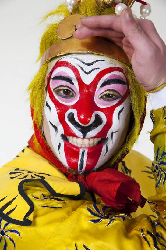 东方人,一个人,演员,电影明星,站,竖图,室内,白天,白色背景,正面,民族服装,化妆,美容,亚洲,仅一个男性,仅一个人,仅一个中年男性,表演,护肤,服装,神话,注视,黄种人,文化,扮演,衣服,黄色,彩妆,观察,看,手势,站着,保养,享受,休闲,放松,保健,孙悟空,摄影,服饰,影棚,小说,观看,察看,演出,衣着,穿着,关注,文学,中国文化,摄影棚,善良,表演服,演出服,京剧,养颜,忠诚,戏曲,国粹,皮黄,冲动,衣饰,道具服,名著,四大名著,西游记,西游释厄传,弼马温,大圣,斗战胜佛,灵明石猴,美猴王,齐天大圣,孙行者,悟空,聪明,男人,男性,中年男性,亚洲人,影视明星,站立,半身,彩图,影棚拍摄,传统服装,民俗服,拍摄,京剧服饰,国剧,京戏,平剧,中国戏曲,传统文化