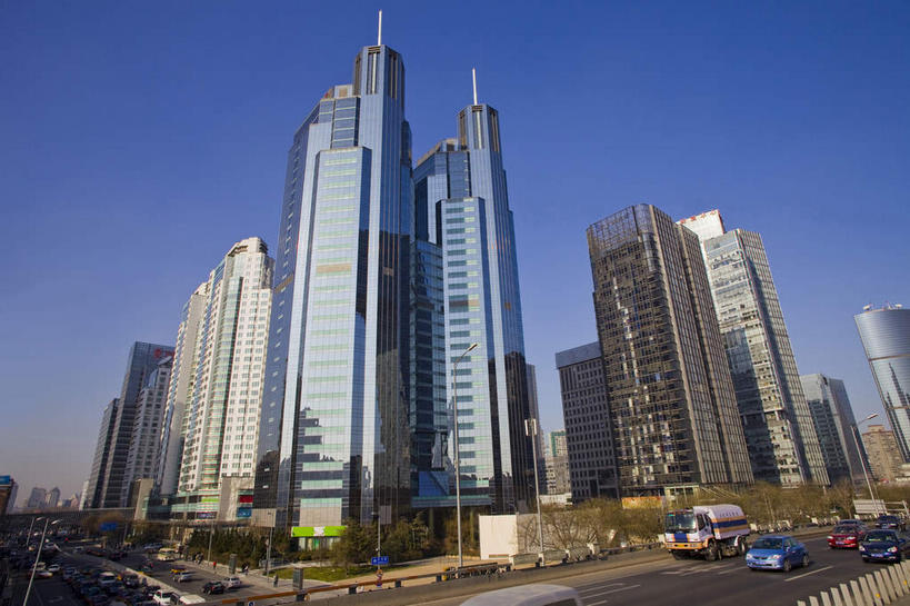 无人,家,高楼大厦,栏杆,横图,全景,室外,白天,仰视,度假,美景,天际线,植物,城市风光,标志建筑,城市,大厦,道路,地标,建筑,路,路灯,摩天大楼,公路,汽车,照明,北京,中国,亚洲,阴影,光线,影子,房屋,屋子,景观,公寓,建筑群,围栏,灯光,交通,首都,娱乐,建设,洋房,护栏,楼房,住宅,车,灯,树,树木,蓝色,绿色,蓝天,天空,阳光,自然,交通工具,轿车,天,驾驶,行驶,享受,休闲,景色,放松,生长,晴朗,成长,操纵,照亮,控制,照明设备,载具,驾车,东亚,操控,万里无云,中华人民共和国,北京市,京,北平,华北地区,朝阳区,把持,晴空,晴空万里,马路,彩图,低角度拍摄,房子,大楼,高层建筑,高楼,摩天楼,北京CBD,北京商务中心区,中国北京大北窑,北京嘉里中心