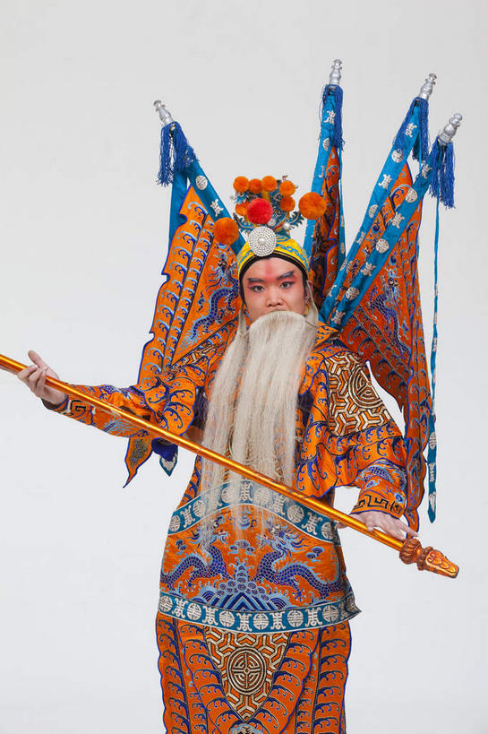 东方人,胡须,一个人,演员,电影明星,站,竖图,室内,白天,白色背景,正面,民族服装,化妆,美容,亚洲,仅一个男性,仅一个人,仅一个中年男性,表演,护肤,握,服装,拿,拿着,注视,黄种人,文化,扮演,衣服,白色,彩妆,观察,看,站着,保养,享受,休闲,橙色,放松,握着,保健,摄影,服饰,影棚,观看,察看,演出,衣着,穿着,关注,中国文化,摄影棚,表演服,演出服,京剧,将军,养颜,戏曲,国粹,皮黄,衣饰,将领,道具服,男人,男性,中年男性,亚洲人,胡子,络腮胡,影视明星,站立,半身,彩图,影棚拍摄,传统服装,民俗服,拍摄,京剧服饰,国剧,京戏,平剧,中国戏曲,传统文化,关内侯,后将军,汉升,黄忠