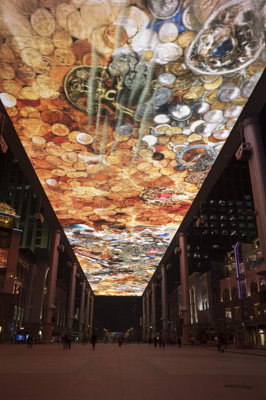 无人,高楼大厦,竖图,彩色,室外,夜晚,仰视,度假,美景,天花板,城市风光,标志建筑,城市,大厦,地标,建筑,摩天大楼,霓虹灯,夜景,北京,中国,亚洲,阴影,光线,影子,墙,景观,灯光,七彩,首都,娱乐,光源,建设,霓虹,墙壁,墙面,灯,享受,休闲,景色,放松,照明设备,东亚,中华人民共和国,北京市,京,北平,华北地区,朝阳区,氖灯,彩图,低角度拍摄,大楼,高层建筑,高楼,摩天楼,北京CBD,北京商务中心区,世贸天阶,中国北京大北窑