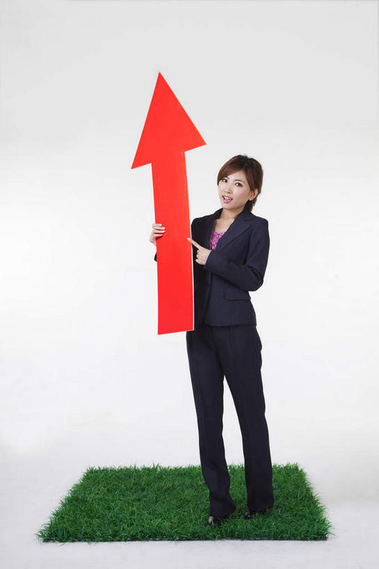 东方人,一个人,商务人士,商务女性,站,竖图,室内,白天,白色背景,正面,草地,草坪,植物,亚洲,仅一个年轻女性,仅一个女性,仅一个人,握,套装,拿,拿着,注视,黄种人,方向,箭头,草,一个,红色,绿色,草皮,观察,看,站着,握着,摄影,影棚,单个,观看,察看,指向,关注,摄影棚,商务装,工薪阶层,簇,人造草皮,年轻女性,女人,女性,亚洲人,白领,上班族,站立,彩图,全身,影棚拍摄,拍摄
