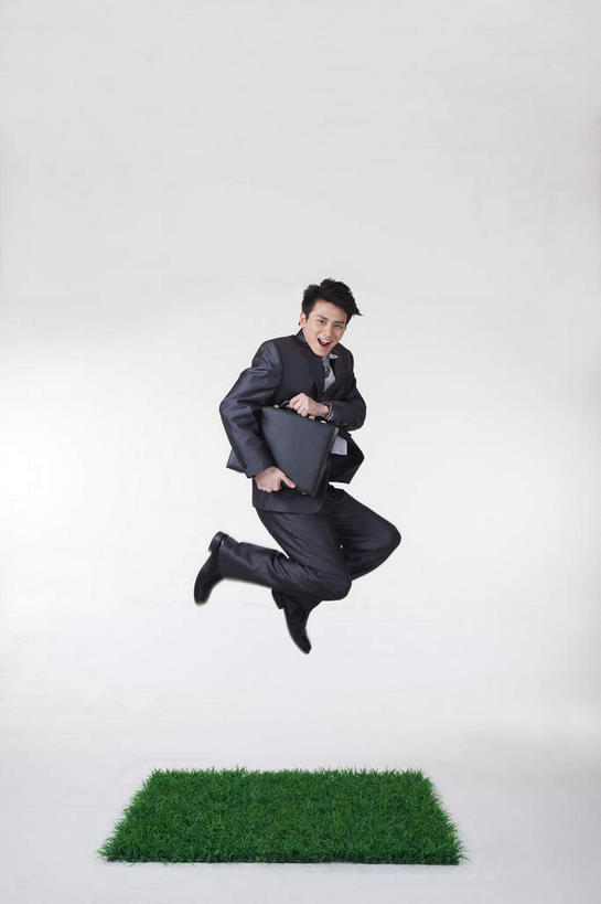 东方人,一个人,商务人士,商务男性,跳,竖图,室内,白天,白色背景,侧面,衬衫,草地,草坪,植物,亚洲,仅一个男性,仅一个人,握,套装,包,公文包,半空,拿,拿着,扭头,注视,黄种人,草,仅一个年轻男性,一个,绿色,黑色,草皮,观察,看,转头,握着,摄影,影棚,单个,公事包,观看,察看,关注,摄影棚,商务装,工薪阶层,人造草皮,男人,男性,年轻男性,亚洲人,白领,上班族,跳跃,彩图,全身,影棚拍摄,衬衣,拍摄
