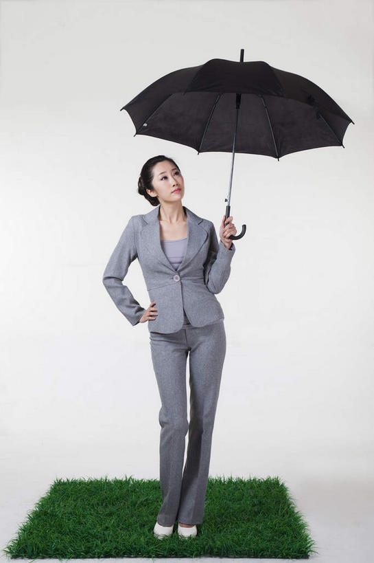 东方人,一个人,商务人士,商务女性,站,笑,微笑,露齿笑,竖图,室内,白天,白色背景,正面,草地,草坪,植物,亚洲,仅一个年轻女性,仅一个女性,仅一个人,一把,握,套装,伞,雨伞,遮阳伞,拿,拿着,注视,黄种人,阳伞,手叉腰,草,绿色,黑色,草皮,叉腰,观察,看,站着,握着,摄影,影棚,观看,察看,太阳伞,关注,摄影棚,商务装,工薪阶层,人造草皮,单手叉腰,年轻女性,女人,女性,亚洲人,白领,上班族,站立,彩图,全身,影棚拍摄,拍摄
