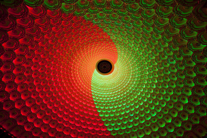 无人,寺庙,宫殿,横图,室内,特写,白天,仰视,旅游,度假,名胜古迹,标志建筑,地标,建筑,照明,中国,亚洲,节日,遗迹,灯光,古迹,文化,文物,娱乐,建设,古建筑,江苏,无锡,顶灯,灯,红色,绿色,灯具,庙宇,祈祷,享受,休闲,健康,旅游胜地,放松,许愿,宗教,佛教,信仰,纪念,祈求,照亮,宫廷,照明设备,古文明,东亚,江苏省,灵山胜境,中华人民共和国,华东地区,苏,无锡市,王宫,释教,平安,彩图,低角度拍摄,皇宫,庙,寺,滨湖区,灵山梵宫,太湖国家旅游度假区