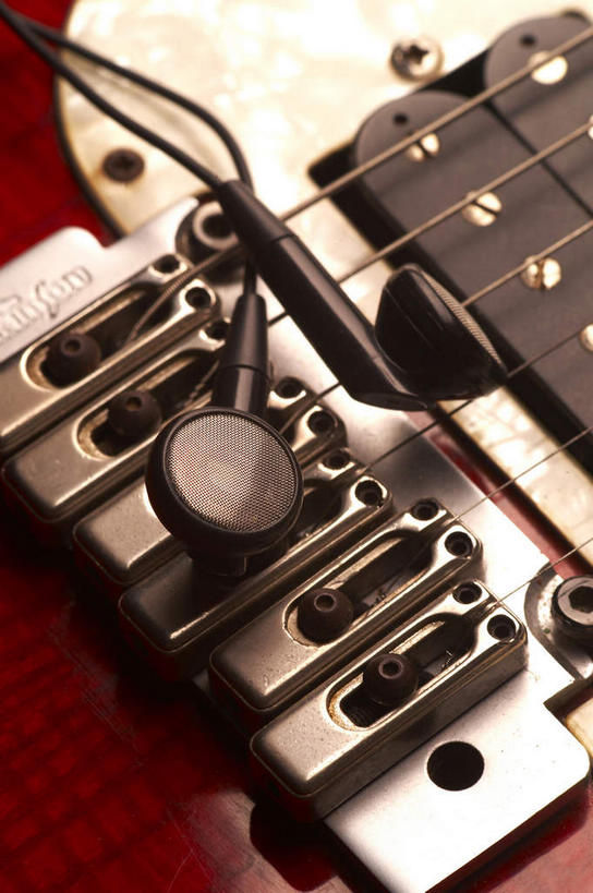 无人,竖图,俯视,室内,特写,白天,快乐,满意,幸福,静物,一把,阴影,反射,影子,贝斯,低音吉他,电吉他,乐器,弦乐器,音响,音乐,娱乐,红色,白色,黑色,耳机,享受,休闲,放松,摄影,影棚,琴弦,舒适,享乐,摄影棚,弹拨弦鸣乐器,彩图,高角度拍摄,影棚拍摄,拍摄,电贝斯,弹拨弦乐器,电吉它