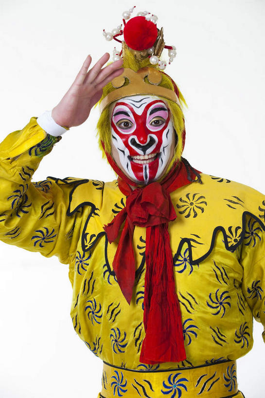 东方人,一个人,演员,电影明星,站,竖图,室内,白天,白色背景,正面,民族服装,化妆,美容,亚洲,仅一个男性,仅一个人,仅一个中年男性,表演,护肤,服装,神话,注视,黄种人,文化,扮演,衣服,黄色,彩妆,观察,看,手势,站着,保养,享受,休闲,放松,保健,孙悟空,摄影,服饰,影棚,小说,观看,察看,演出,衣着,穿着,关注,文学,中国文化,摄影棚,善良,表演服,演出服,京剧,养颜,忠诚,戏曲,国粹,皮黄,冲动,衣饰,道具服,名著,四大名著,西游记,西游释厄传,弼马温,大圣,斗战胜佛,灵明石猴,美猴王,齐天大圣,孙行者,悟空,聪明,男人,男性,中年男性,亚洲人,影视明星,站立,半身,彩图,影棚拍摄,传统服装,民俗服,拍摄,京剧服饰,国剧,京戏,平剧,中国戏曲,传统文化