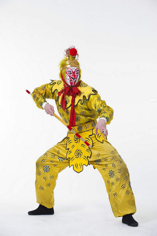 东方人,一个人,演员,电影明星,站,竖图,室内,白天,白色背景,正面,民族服装,化妆,美容,亚洲,仅一个男性,仅一个人,仅一个中年男性,表演,护肤,握,服装,神话,拿,拿着,注视,黄种人,文化,扮演,衣服,黄色,彩妆,观察,看,站着,保养,享受,休闲,武器,放松,握着,保健,孙悟空,摄影,服饰,影棚,小说,观看,张开双腿,察看,演出,衣着,穿着,关注,文学,中国文化,金箍棒,摄影棚,兵器,善良,表演服,演出服,京剧,养颜,忠诚,戏曲,国粹,皮黄,冲动,衣饰,展开双腿,道具服,名著,四大名著,西游记,西游释厄传,弼马温,大圣,斗战胜佛,灵明石猴,美猴王,齐天大圣,孙行者,悟空,定海神针,定海神珍,灵阳棒,如意金箍棒,天河镇底神珍,聪明,男人,男性,中年男性,亚洲人,影视明星,站立,彩图,全身,影棚拍摄,传统服装,民俗服,拍摄,京剧服饰,国剧,京戏,平剧,中国戏曲,伸展双腿,传统文化