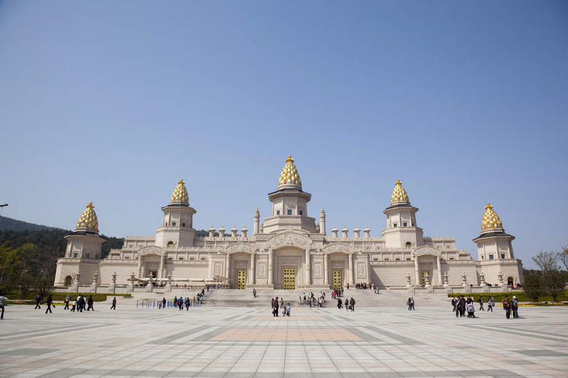 东方人,寺庙,走,横图,室外,白天,正面,旅游,度假,名胜古迹,植物,标志建筑,地标,建筑,中国,亚洲,行人,游客,游人,阴影,服装,节日,遗迹,光线,影子,许多人,休闲装,黄种人,古迹,文化,文物,娱乐,建设,古建筑,江苏,无锡,路人,旅客,树,树木,衣服,蓝色,绿色,蓝天,天空,阳光,自然,庙宇,天,祈祷,一群人,享受,休闲,健康,休闲服,旅游胜地,放松,许愿,宗教,服饰,佛教,信仰,生长,晴朗,成长,纪念,祈求,古文明,东亚,江苏省,灵山胜境,万里无云,中华人民共和国,华东地区,苏,无锡市,释教,过客,平安,男人,男性,年轻男性,年轻女性,女人,女性,亚洲人,晴空,晴空万里,步行,散步,走路,彩图,全身,庙,寺,滨湖区,灵山梵宫,太湖国家旅游度假区