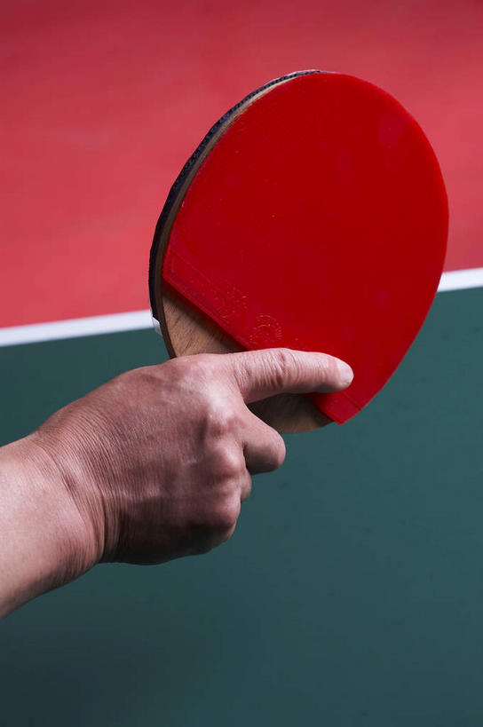 东方人,手,一个人,竖图,俯视,室内,特写,白天,亚洲,仅一个男性,仅一个人,握,阴影,反射,影子,乒乓球拍,乒乓球装备,乒乓球桌,球拍,拿,拿着,黄种人,运动器械,仅一个年轻男性,手部,健身器械,握着,摄影,影棚,单手,摄影棚,健身器材,乒乓球球拍,男人,男性,年轻男性,亚洲人,半身,彩图,高角度拍摄,影棚拍摄,拍摄,乒乓球台,运动器材