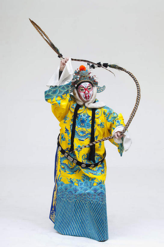 东方人,一个人,站,举,竖图,室内,白天,白色背景,正面,民族服装,化妆,美容,亚洲,仅一个男性,仅一个人,仅一个中年男性,表演,护肤,握,服装,神话,拿,拿着,注视,黄种人,文化,扮演,衣服,黄色,蓝色,彩妆,观察,看,托,站着,保养,享受,休闲,放松,握着,保健,孙悟空,摄影,服饰,影棚,小说,观看,察看,演出,衣着,穿着,关注,文学,中国文化,摄影棚,善良,表演服,演出服,京剧,养颜,忠诚,戏曲,国粹,皮黄,冲动,衣饰,道具服,名著,四大名著,西游记,西游释厄传,弼马温,大圣,斗战胜佛,灵明石猴,美猴王,齐天大圣,孙行者,悟空,聪明,男人,男性,中年男性,亚洲人,举起,举手,举着,向上举,向上伸,向上托,站立,彩图,全身,影棚拍摄,传统服装,民俗服,拍摄,京剧服饰,国剧,京戏,平剧,中国戏曲,传统文化