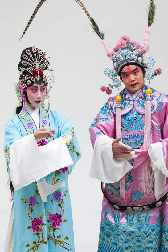 东方人,两个人,伙伴,朋友,演员,电影明星,站,竖图,室内,白天,白色背景,正面,民族服装,化妆,美容,友谊,合作,团队,亚洲,表演,护肤,服装,注视,黄种人,文化,扮演,衣服,粉色,蓝色,彩妆,观察,看,站着,保养,享受,休闲,放松,美女,战略,保健,摄影,服饰,影棚,观看,武将,察看,演出,衣着,穿着,关注,中国文化,摄影棚,表演服,演出服,京剧,将军,养颜,戏曲,国粹,貂蝉,皮黄,联合,合谋,衣饰,玉人,佳人,道具服,配合,协作,男人,男性,年轻女性,女人,女性,中年男性,亚洲人,影视明星,站立,半身,彩图,影棚拍摄,传统服装,民俗服,拍摄,京剧服饰,国剧,京戏,平剧,中国戏曲,四大美女,侍女,闭月,任红昌,传统文化,丽人,美人,吕布,吕奉先