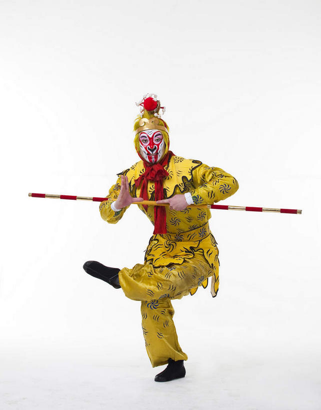 东方人,一个人,演员,电影明星,站,竖图,室内,白天,白色背景,正面,民族服装,化妆,美容,亚洲,仅一个男性,仅一个人,仅一个中年男性,表演,护肤,握,服装,神话,拿,拿着,抬腿,注视,黄种人,文化,扮演,衣服,黄色,彩妆,观察,看,站着,保养,享受,休闲,武器,放松,握着,保健,孙悟空,摄影,服饰,影棚,小说,观看,察看,演出,衣着,穿着,关注,文学,中国文化,金箍棒,摄影棚,兵器,善良,表演服,演出服,京剧,养颜,忠诚,戏曲,国粹,皮黄,冲动,衣饰,道具服,名著,四大名著,西游记,西游释厄传,弼马温,大圣,斗战胜佛,灵明石猴,美猴王,齐天大圣,孙行者,悟空,定海神针,定海神珍,灵阳棒,如意金箍棒,天河镇底神珍,聪明,男人,男性,中年男性,亚洲人,影视明星,站立,彩图,全身,影棚拍摄,传统服装,民俗服,拍摄,京剧服饰,国剧,京戏,平剧,中国戏曲,传统文化