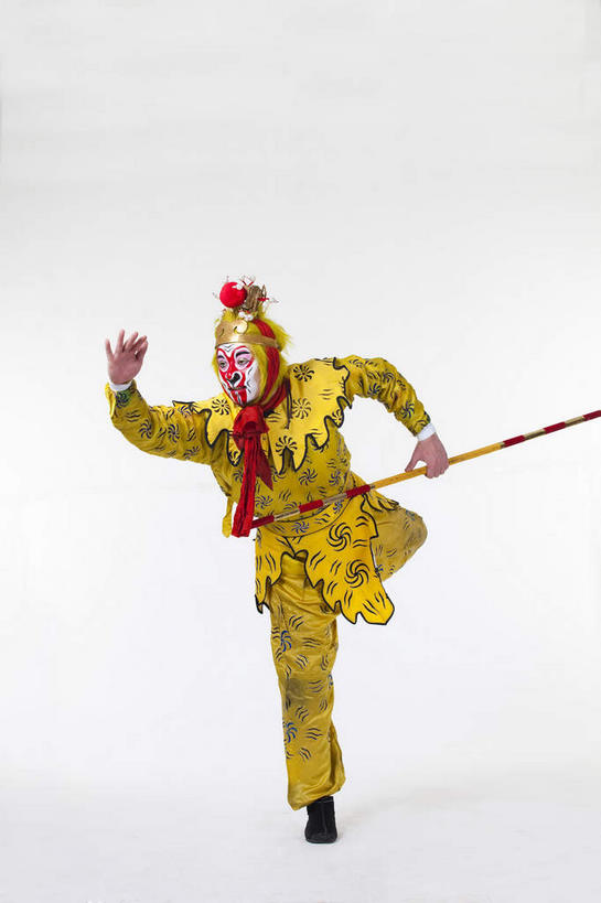 东方人,一个人,演员,电影明星,站,竖图,室内,白天,白色背景,正面,民族服装,化妆,美容,亚洲,仅一个男性,仅一个人,仅一个中年男性,表演,护肤,握,服装,神话,拿,拿着,抬腿,注视,黄种人,文化,扮演,衣服,黄色,彩妆,观察,看,站着,保养,享受,休闲,武器,放松,握着,保健,孙悟空,摄影,服饰,影棚,小说,观看,察看,演出,衣着,穿着,关注,文学,中国文化,金箍棒,摄影棚,兵器,善良,表演服,演出服,京剧,养颜,忠诚,戏曲,国粹,皮黄,冲动,衣饰,道具服,名著,四大名著,西游记,西游释厄传,弼马温,大圣,斗战胜佛,灵明石猴,美猴王,齐天大圣,孙行者,悟空,定海神针,定海神珍,灵阳棒,如意金箍棒,天河镇底神珍,聪明,男人,男性,中年男性,亚洲人,影视明星,站立,彩图,全身,影棚拍摄,传统服装,民俗服,拍摄,京剧服饰,国剧,京戏,平剧,中国戏曲,传统文化