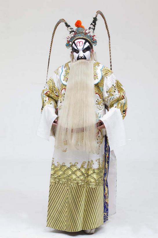 东方人,胡须,一个人,演员,电影明星,站,竖图,室内,白天,白色背景,正面,民族服装,化妆,美容,亚洲,仅一个男性,仅一个人,仅一个中年男性,表演,护肤,服装,神话,注视,黄种人,文化,扮演,衣服,白色,彩妆,观察,看,站着,保养,享受,休闲,放松,保健,摄影,龙王,服饰,影棚,观看,神仙,察看,演出,衣着,穿着,关注,中国文化,摄影棚,传说,表演服,演出服,京剧,养颜,戏曲,国粹,皮黄,衣饰,道具服,中国神话,男人,男性,中年男性,亚洲人,胡子,络腮胡,影视明星,站立,彩图,全身,影棚拍摄,传统服装,民俗服,拍摄,京剧服饰,国剧,京戏,平剧,中国戏曲,传统文化