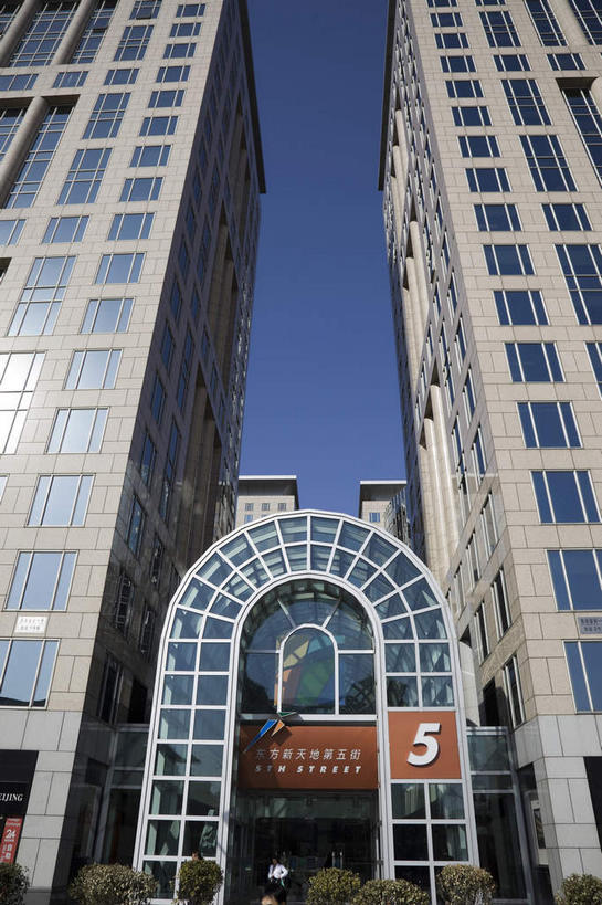 无人,高楼大厦,竖图,室外,白天,仰视,度假,美景,植物,窗户,落地窗,城市风光,标志建筑,城市,大厦,地标,建筑,摩天大楼,北京,中国,亚洲,一排,许多,阴影,整齐,并列,并排,光线,标志,数字,文字,影子,字符,景观,首都,很多,娱乐,标识,建设,玻璃窗,树,树木,排列,蓝色,绿色,蓝天,天空,阳光,自然,王府井,天,享受,休闲,景色,放松,阿拉伯数字,生长,晴朗,成长,队列,平行,玻璃幕墙,东亚,万里无云,中华人民共和国,东城区,北京市,京,北平,华北地区,王府井大街,晴空,晴空万里,彩图,低角度拍摄,大楼,高层建筑,高楼,摩天楼,东长安街,东单北大街,东方广场