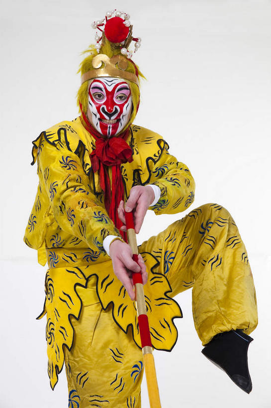 东方人,一个人,演员,站,竖图,室内,白天,白色背景,正面,化妆,亚洲,仅一个男性,仅一个人,仅一个中年男性,服装,神话,头饰,抬腿,注视,黄种人,文化,领巾,衣服,红色,彩妆,发夹,夹子,观察,看,站着,金色,孙悟空,摄影,服饰,影棚,小说,观看,察看,衣着,穿着,关注,文学,中国文化,摄影棚,善良,表演服,演出服,京剧,忠诚,戏曲,国粹,皮黄,冲动,衣饰,道具服,名著,四大名著,西游记,西游释厄传,弼马温,大圣,斗战胜佛,灵明石猴,美猴王,齐天大圣,孙行者,悟空,聪明,男人,男性,中年男性,亚洲人,站立,半身,彩图,影棚拍摄,拍摄,领饰,国剧,京戏,平剧,中国戏曲,传统文化,舞台妆,京剧演员