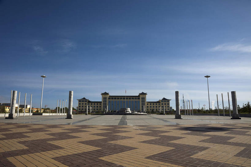 无人,高楼大厦,横图,室外,白天,仰视,旅游,度假,办公楼,植物,标志建筑,大厦,道路,地标,建筑,路,路灯,摩天大楼,写字楼,公路,照明,中国,亚洲,阴影,光线,影子,云,云朵,灯光,交通,云彩,娱乐,建设,灯,树,树木,蓝色,绿色,白云,蓝天,天空,阳光,自然,楼宇,天,享受,休闲,旅游胜地,商务楼,放松,生长,晴朗,成长,照亮,照明设备,东亚,青海,青海省,原子城,金银滩,中华人民共和国,西北地区,青,海北,海北州,海北藏族自治州,晴空,马路,彩图,低角度拍摄,大楼,高层建筑,高楼,摩天楼,金银滩草原,青海原子城