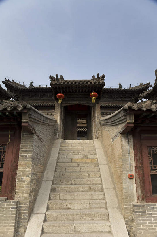 无人,竖图,室外,白天,正面,旅游,度假,名胜古迹,楼梯,标志建筑,地标,建筑,照明,中国,亚洲,阴影,遗迹,光线,灯笼,瓦片,影子,纸灯笼,阶梯,瓦,古迹,文物,娱乐,建设,古建筑,台阶,蓝色,蓝天,天空,阳光,灯具,天,享受,休闲,旅游胜地,放松,建造,晴朗,照亮,照明设备,古文明,东亚,屋瓦,万里无云,中华人民共和国,华北地区,河北,河北省,冀,张家口,张家口市,晴空,晴空万里,彩图,蔚县,蔚州