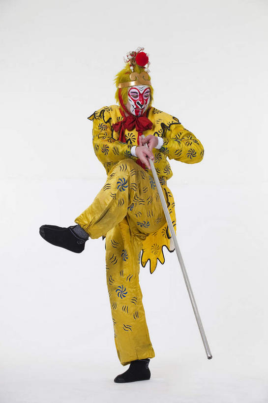 东方人,一个人,演员,站,竖图,室内,白天,白色背景,正面,化妆,亚洲,仅一个男性,仅一个人,仅一个中年男性,握,服装,神话,头饰,抬腿,注视,黄种人,文化,领巾,衣服,红色,彩妆,发夹,夹子,观察,看,站着,金色,武器,握着,孙悟空,摄影,服饰,影棚,小说,观看,察看,衣着,穿着,关注,文学,中国文化,金箍棒,摄影棚,兵器,善良,表演服,演出服,京剧,忠诚,戏曲,国粹,皮黄,冲动,衣饰,道具服,名著,四大名著,西游记,西游释厄传,弼马温,大圣,斗战胜佛,灵明石猴,美猴王,齐天大圣,孙行者,悟空,定海神针,定海神珍,灵阳棒,如意金箍棒,天河镇底神珍,聪明,男人,男性,中年男性,亚洲人,站立,彩图,全身,影棚拍摄,拍摄,领饰,国剧,京戏,平剧,中国戏曲,传统文化,舞台妆,京剧演员