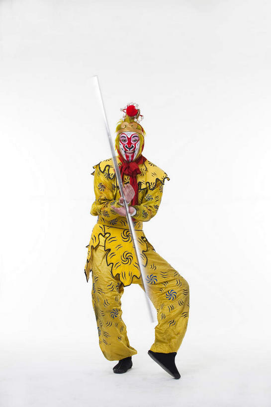 东方人,一个人,演员,站,竖图,室内,白天,白色背景,正面,化妆,亚洲,仅一个男性,仅一个人,仅一个中年男性,握,服装,神话,头饰,注视,黄种人,文化,领巾,衣服,红色,彩妆,发夹,夹子,观察,看,站着,金色,武器,握着,孙悟空,摄影,服饰,影棚,小说,观看,察看,衣着,穿着,关注,文学,中国文化,金箍棒,摄影棚,兵器,善良,表演服,演出服,京剧,忠诚,戏曲,国粹,皮黄,冲动,衣饰,道具服,名著,四大名著,西游记,西游释厄传,弼马温,大圣,斗战胜佛,灵明石猴,美猴王,齐天大圣,孙行者,悟空,定海神针,定海神珍,灵阳棒,如意金箍棒,天河镇底神珍,聪明,男人,男性,中年男性,亚洲人,站立,彩图,全身,影棚拍摄,拍摄,领饰,国剧,京戏,平剧,中国戏曲,传统文化,舞台妆,京剧演员