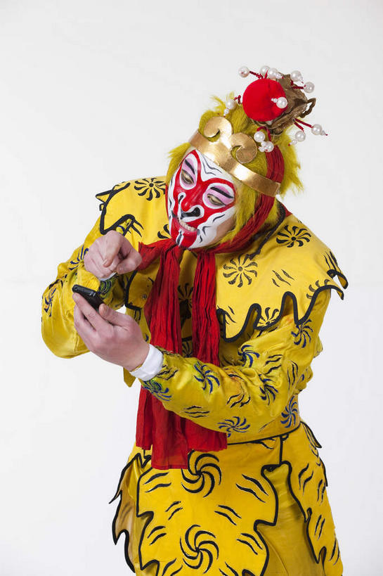 东方人,一个人,演员,站,打电话,竖图,室内,白天,白色背景,正面,化妆,电话,手机,亚洲,仅一个男性,仅一个人,仅一个中年男性,握,服装,神话,头饰,注视,黄种人,文化,通讯设备,领巾,衣服,红色,彩妆,发夹,夹子,低头,观察,看,站着,金色,握着,孙悟空,摄影,服饰,影棚,小说,观看,察看,操作,衣着,穿着,关注,文学,中国文化,摄影棚,善良,表演服,演出服,京剧,忠诚,戏曲,国粹,一部,皮黄,冲动,垂头,衣饰,道具服,名著,四大名著,西游记,西游释厄传,弼马温,大圣,斗战胜佛,灵明石猴,美猴王,齐天大圣,孙行者,悟空,聪明,交流,按键,男人,男性,中年男性,亚洲人,沟通,通话,站立,半身,彩图,影棚拍摄,拍摄,领饰,国剧,京戏,平剧,中国戏曲,传统文化,舞台妆,京剧演员