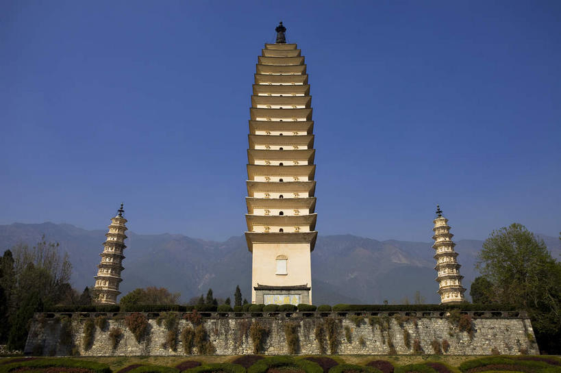 无人,横图,室外,白天,仰视,旅游,度假,名胜古迹,山,山脉,植物,标志建筑,地标,建筑,大理,中国,亚洲,阴影,遗迹,光线,影子,山峰,塔,山峦,古迹,文物,娱乐,建设,古建筑,宝塔,云南,佛塔,树,树木,蓝色,绿色,蓝天,天空,阳光,自然,群山,天,享受,休闲,旅游胜地,放松,生长,晴朗,成长,古文明,东亚,云南省,万里无云,中华人民共和国,西南地区,崇圣寺,崇圣寺三塔,滇,大理州,大理白族自治州,浮图,浮屠,晴空,晴空万里,彩图,低角度拍摄,塔婆,浮图塔,浮头,佛图,大理崇圣寺,大理三塔,三塔,云南崇圣寺三塔