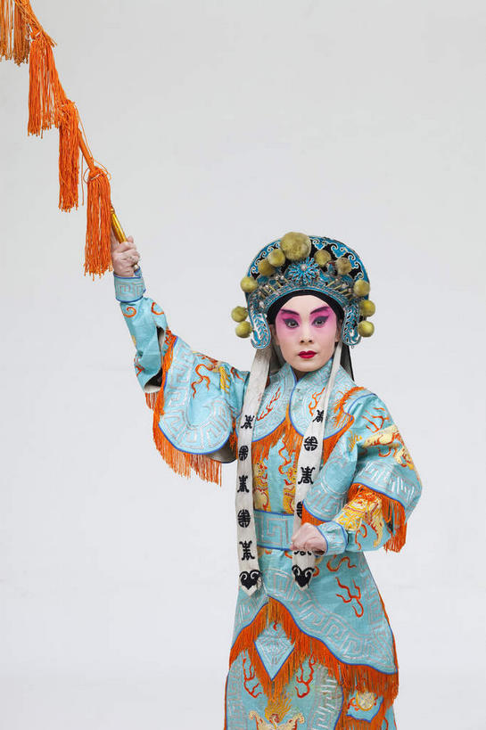 东方人,一个人,演员,站,举,竖图,室内,白天,白色背景,正面,民族服装,化妆,旗帜,亚洲,仅一个年轻女性,仅一个女性,仅一个人,握,服装,注视,黄种人,文化,旗子,衣服,彩妆,观察,看,托,站着,大衣,握着,摄影,服饰,影棚,观看,察看,衣着,穿着,关注,中国文化,摄影棚,表演服,演出服,京剧,将军,戏曲,国粹,花木兰,皮黄,旌旗,旗号,衣饰,英雄,道具服,年轻女性,女人,女性,亚洲人,举起,举手,举着,向上举,向上伸,向上托,站立,半身,彩图,影棚拍摄,传统服装,民俗服,拍摄,京剧服饰,国剧,京戏,平剧,中国戏曲,孝烈将军,女中丈夫,女中豪杰,女将,巾帼英雄,巾帼须眉,传统文化,舞台妆,京剧演员