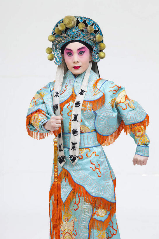 东方人,一个人,演员,站,竖图,室内,白天,白色背景,正面,民族服装,化妆,亚洲,仅一个年轻女性,仅一个女性,仅一个人,服装,头饰,注视,黄种人,文化,衣服,彩妆,发夹,发饰,夹子,观察,看,站着,大衣,摄影,服饰,影棚,观看,察看,衣着,穿着,关注,中国文化,摄影棚,表演服,演出服,京剧,将军,戏曲,国粹,花木兰,皮黄,衣饰,英雄,道具服,年轻女性,女人,女性,亚洲人,站立,半身,彩图,影棚拍摄,传统服装,民俗服,拍摄,京剧服饰,国剧,京戏,平剧,中国戏曲,孝烈将军,女中丈夫,女中豪杰,女将,巾帼英雄,巾帼须眉,传统文化,舞台妆,京剧演员