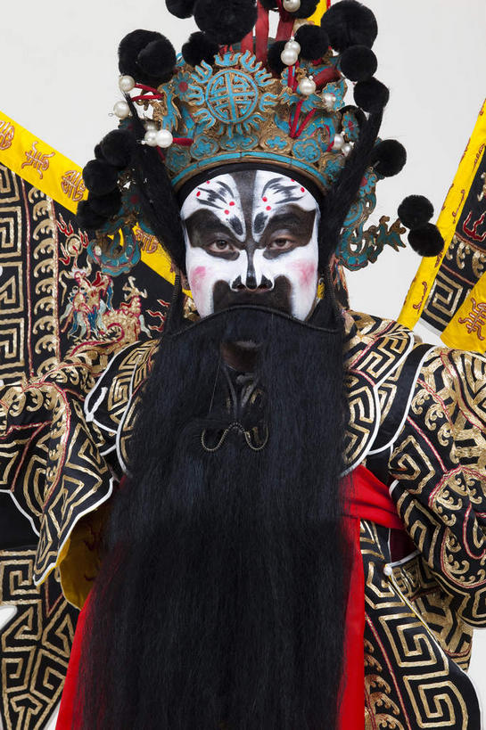 东方人,胡须,一个人,演员,站,竖图,室内,白天,白色背景,正面,民族服装,化妆,旗帜,亚洲,仅一个男性,仅一个人,仅一个中年男性,服装,头饰,注视,黄种人,文化,旗子,衣服,黑色,彩妆,发夹,发饰,夹子,观察,看,站着,大衣,摄影,服饰,影棚,观看,察看,衣着,穿着,关注,中国文化,摄影棚,表演服,演出服,京剧,将军,戏曲,国粹,皮黄,旌旗,旗号,衣饰,道具服,男人,男性,中年男性,亚洲人,胡子,络腮胡,站立,半身,彩图,影棚拍摄,传统服装,民俗服,拍摄,京剧服饰,车骑将军,司隶校尉,张飞,张益德,张翼德,国剧,京戏,平剧,中国戏曲,传统文化,舞台妆,京剧演员