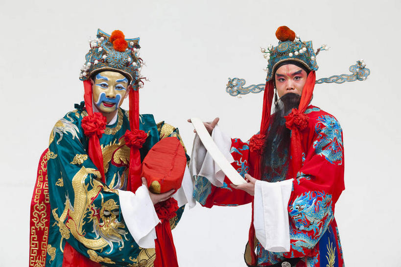 东方人,两个人,伙伴,朋友,演员,站,横图,室内,白天,白色背景,正面,民族服装,化妆,友谊,合作,团队,钱,亚洲,握,服装,钱币,丝绸,丝带,头饰,缎带,注视,黄种人,文化,绸带,衣服,红色,彩妆,发夹,发饰,夹子,观察,看,祈祷,祈福,站着,健康,大衣,战略,握着,许愿,财富,金融,摄影,服饰,金元宝,影棚,经济,观看,纪念,祈求,察看,衣着,穿着,关注,中国文化,摄影棚,表演服,演出服,流通,贸易,京剧,财神,戏曲,国粹,皮黄,联合,合谋,保佑,庇佑,文财神,武财神,赵公明,神灵,衣饰,道具服,配合,平安,协作,货币,金币,男人,男性,中年男性,亚洲人,站立,半身,彩图,影棚拍摄,传统服装,民俗服,拍摄,京剧服饰,国剧,京戏,平剧,中国戏曲,元宝,传统文化,寒单爷,赵公元帅,赵玄坛,舞台妆,京剧演员
