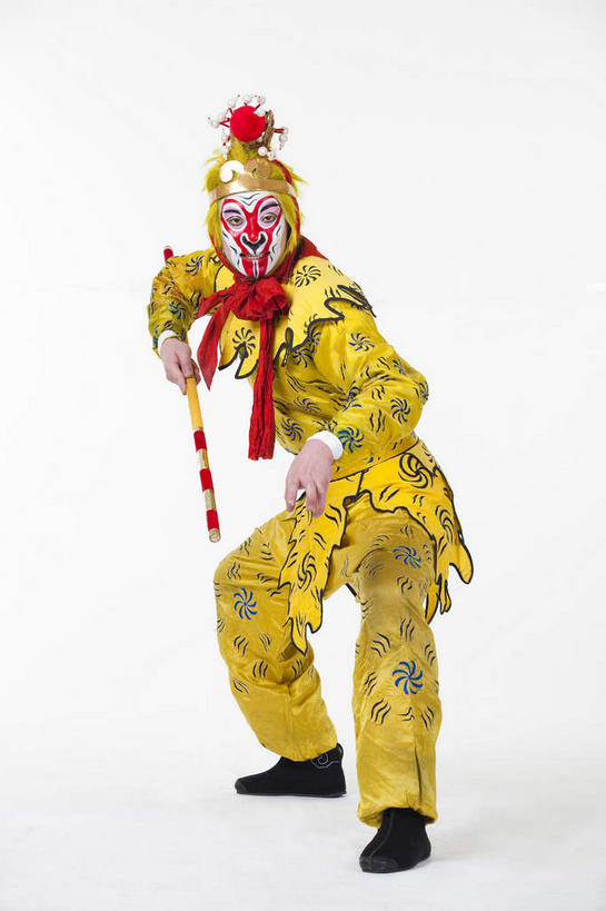 东方人,一个人,演员,站,竖图,室内,白天,白色背景,正面,化妆,亚洲,仅一个男性,仅一个人,仅一个中年男性,握,服装,神话,头饰,注视,黄种人,文化,领巾,衣服,红色,彩妆,发夹,夹子,观察,看,站着,金色,武器,握着,孙悟空,摄影,服饰,影棚,小说,观看,察看,衣着,穿着,关注,文学,中国文化,金箍棒,摄影棚,兵器,善良,表演服,演出服,京剧,忠诚,戏曲,国粹,皮黄,冲动,衣饰,道具服,名著,四大名著,西游记,西游释厄传,弼马温,大圣,斗战胜佛,灵明石猴,美猴王,齐天大圣,孙行者,悟空,定海神针,定海神珍,灵阳棒,如意金箍棒,天河镇底神珍,聪明,男人,男性,中年男性,亚洲人,站立,彩图,全身,影棚拍摄,拍摄,领饰,国剧,京戏,平剧,中国戏曲,传统文化,舞台妆,京剧演员