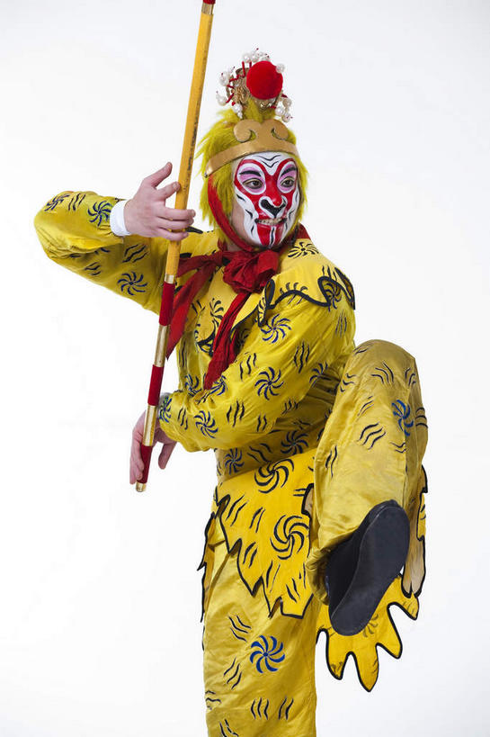 东方人,一个人,演员,站,举,竖图,室内,白天,白色背景,正面,化妆,亚洲,仅一个男性,仅一个人,仅一个中年男性,握,服装,神话,头饰,抬腿,注视,黄种人,文化,领巾,衣服,红色,彩妆,发夹,夹子,观察,看,托,站着,金色,武器,握着,孙悟空,摄影,服饰,影棚,小说,观看,察看,衣着,穿着,关注,文学,中国文化,金箍棒,摄影棚,兵器,善良,表演服,演出服,京剧,忠诚,戏曲,国粹,皮黄,冲动,衣饰,道具服,名著,四大名著,西游记,西游释厄传,弼马温,大圣,斗战胜佛,灵明石猴,美猴王,齐天大圣,孙行者,悟空,定海神针,定海神珍,灵阳棒,如意金箍棒,天河镇底神珍,聪明,男人,男性,中年男性,亚洲人,举起,举手,举着,向上举,向上伸,向上托,站立,半身,彩图,影棚拍摄,拍摄,领饰,国剧,京戏,平剧,中国戏曲,传统文化,舞台妆,京剧演员