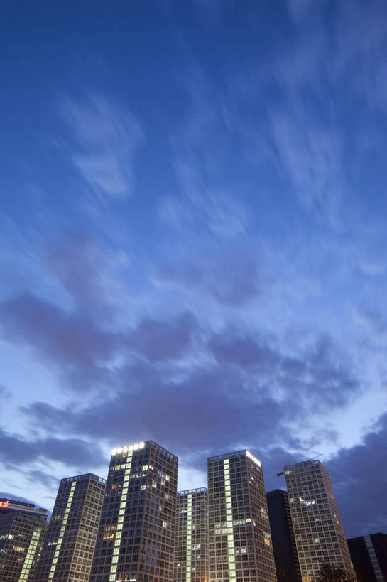 无人,高楼大厦,竖图,室外,白天,仰视,旅游,度假,办公楼,日落,标志建筑,大厦,地标,建筑,摩天大楼,写字楼,北京,中国,亚洲,晚霞,霞光,落日,首都,娱乐,建设,天空,黄昏,楼宇,天,享受,休闲,旅游胜地,商务楼,彩霞,放松,东亚,中华人民共和国,北京市,京,北平,华北地区,朝阳区,夕照,薄暮,夕阳,彩图,低角度拍摄,傍晚,大楼,高层建筑,高楼,摩天楼,北京CBD,北京商务中心区,中国北京大北窑,斜阳,北京建外SOHO,建外SOHO