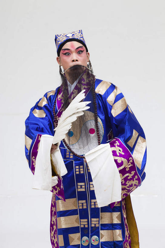 东方人,一个人,站,竖图,室内,白天,白色背景,正面,民族服装,化妆,帽子,亚洲,仅一个男性,仅一个人,仅一个中年男性,一把,握,服装,扇子,清凉,注视,黄种人,凉爽,文化,衣服,彩妆,观察,看,站着,大衣,握着,摄影,服饰,影棚,观看,察看,衣着,穿着,关注,摄影棚,表演服,演出服,京剧,诸葛亮,军事家,政治家,衣饰,羽毛扇,散文家,道具服,男人,男性,中年男性,亚洲人,站立,半身,彩图,影棚拍摄,传统服装,民俗服,拍摄,京剧服饰,羽扇,忠武侯,武兴王,卧龙,伏龙,诸葛孔明,孔明,传统文化,舞台妆