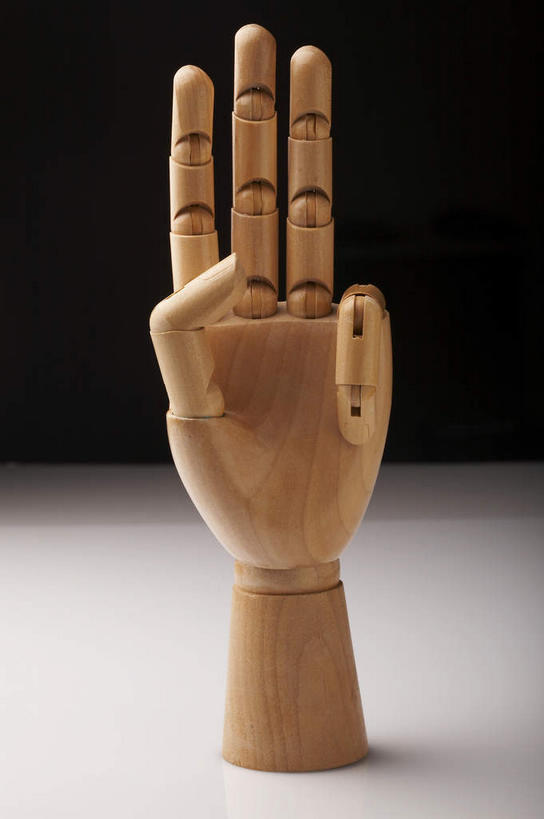 手,无人,竖图,室内,特写,白天,正面,静物,黑色背景,木制,模型,木制品,手部,摄影,影棚,单手,摄影棚,彩图,影棚拍摄,拍摄