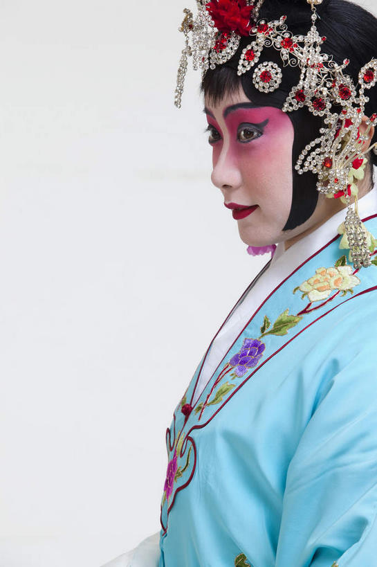 东方人,一个人,演员,站,竖图,室内,白天,白色背景,正面,民族服装,化妆,亚洲,仅一个年轻女性,仅一个女性,仅一个人,服装,头饰,注视,黄种人,文化,衣服,蓝色,彩妆,发夹,发饰,夹子,观察,看,站着,大衣,美女,摄影,服饰,影棚,观看,察看,衣着,穿着,关注,中国文化,摄影棚,表演服,演出服,京剧,戏曲,国粹,貂蝉,皮黄,衣饰,玉人,佳人,道具服,年轻女性,女人,女性,亚洲人,站立,半身,彩图,影棚拍摄,传统服装,民俗服,拍摄,京剧服饰,国剧,京戏,平剧,中国戏曲,四大美女,侍女,闭月,任红昌,传统文化,丽人,美人,舞台妆,京剧演员